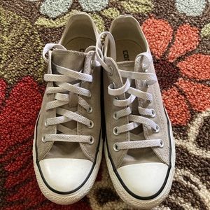 Beige women’s converse in great condition Size 7